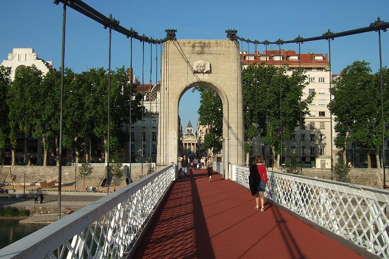 2010-06- (444).JPG - Über die Pont Morand gelangen wir in den Stadtteil rechts der Rhône: "La PRESQU'ÎLE" - Die Halbinsel